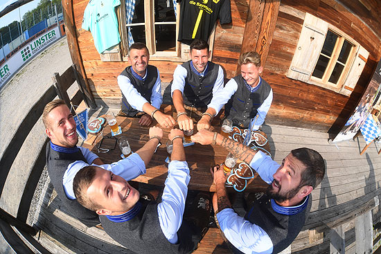 TSV 1860 München ist eingekleidet zur Wiesn-Zeit von Trachen Angermaier  (©Foto: Felix Hörhager für Angermaier)